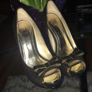 Black &gold tone pumps